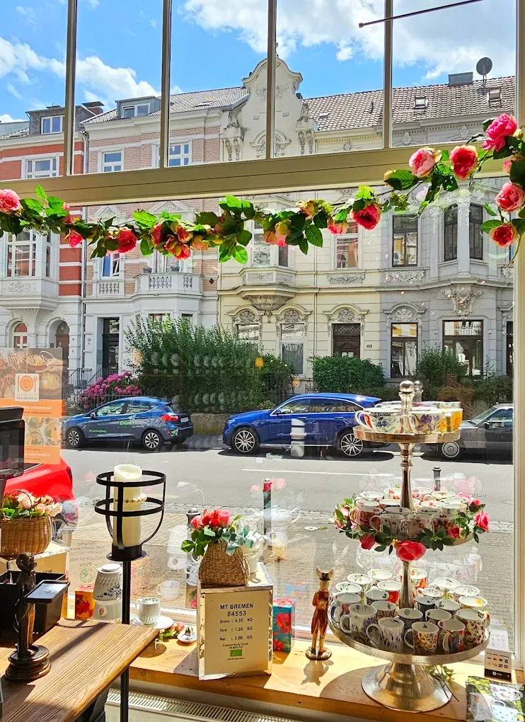 Teegeschirr und florale Details im Lupercia Schaufenster