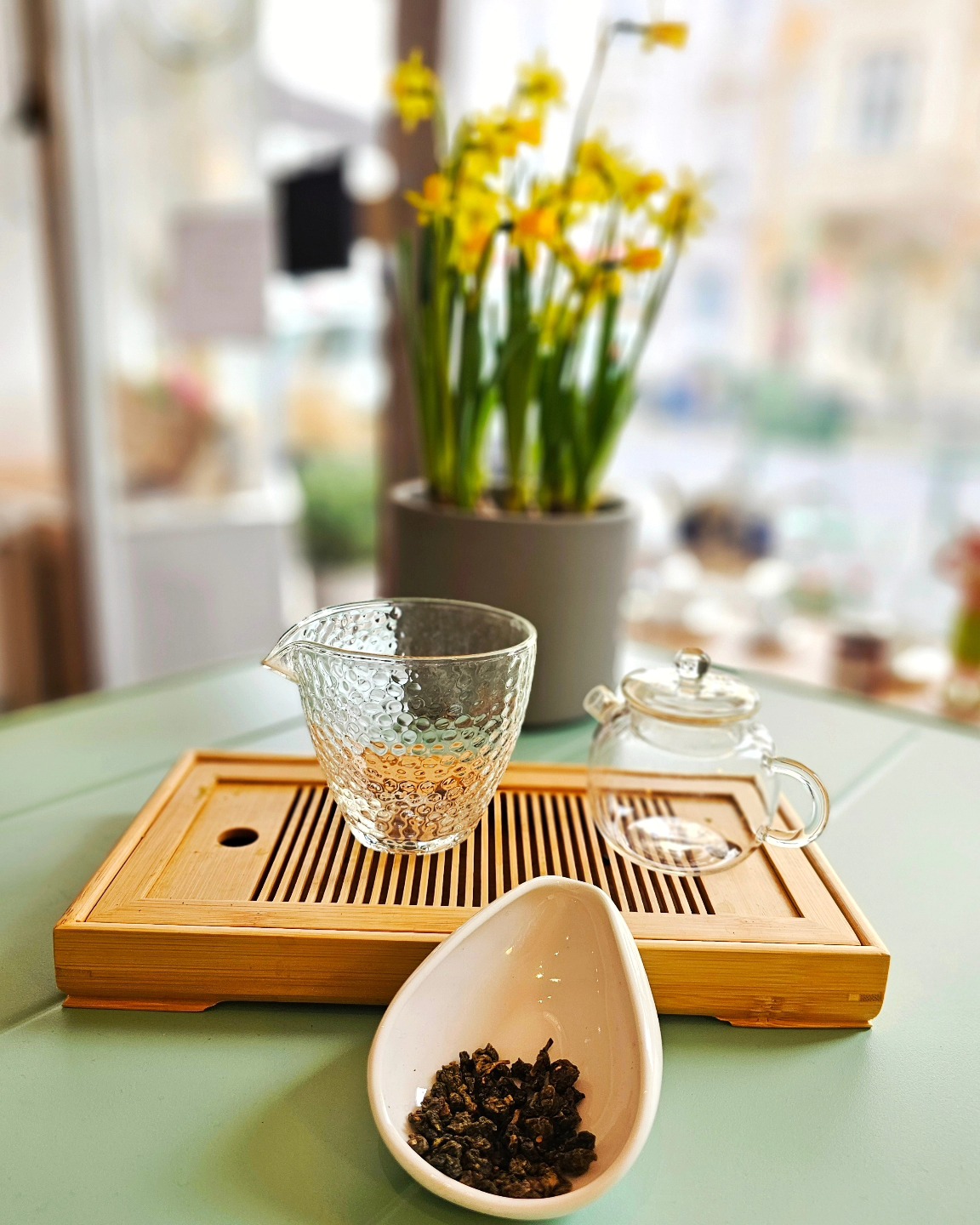 Teezeremonie mit Bambus-Tablett und Glaskanne