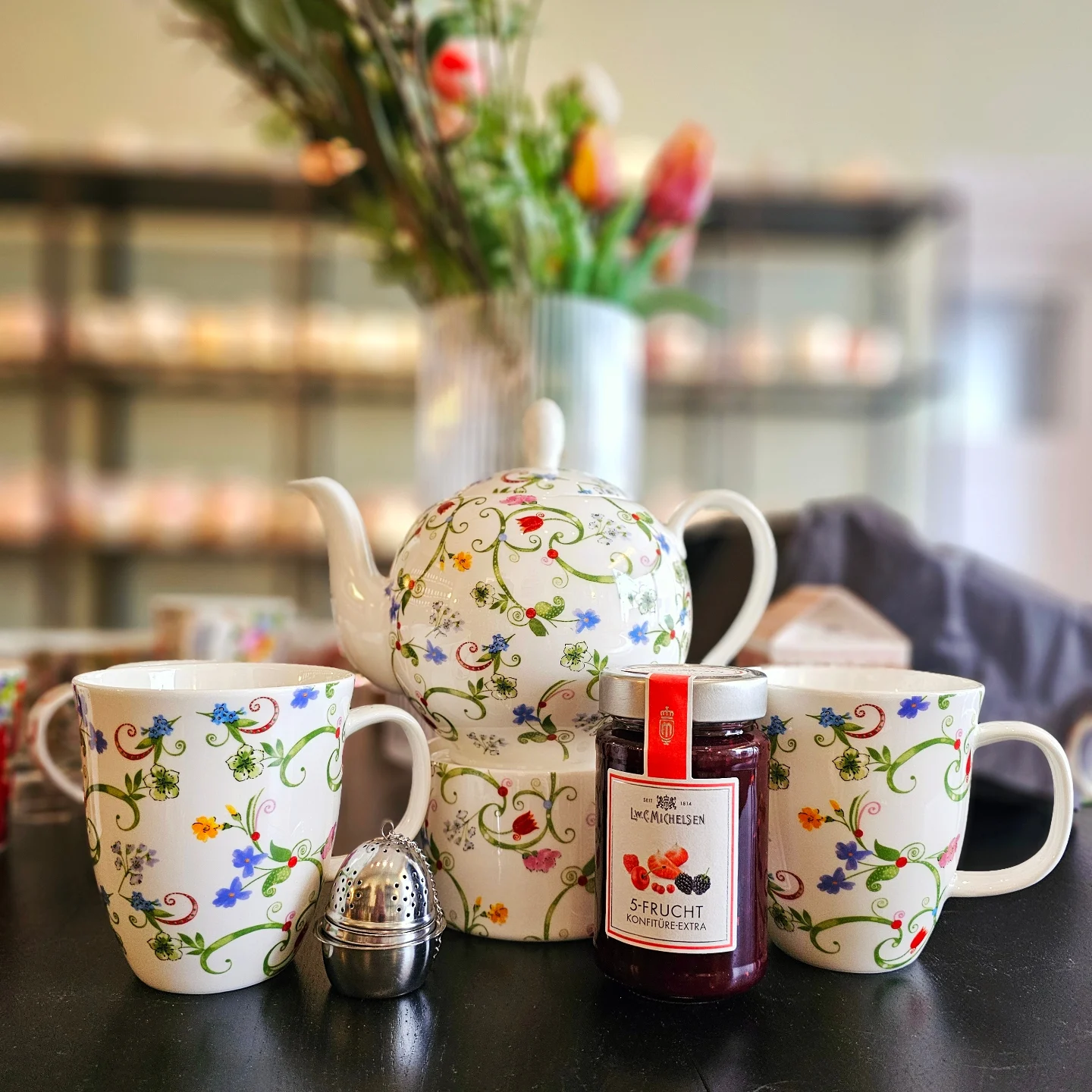 Florale Teekanne mit passenden Tassen