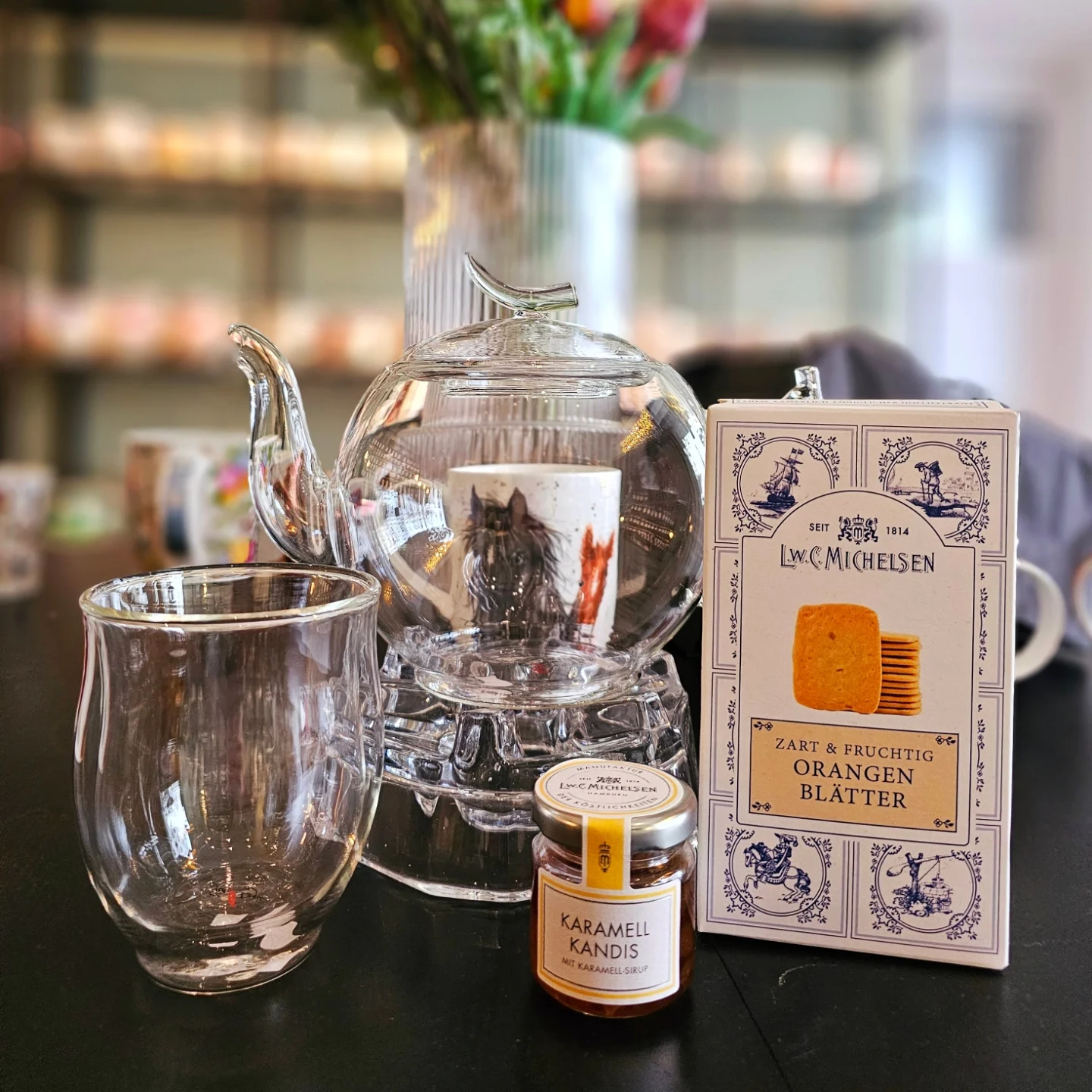Glas-Teekanne mit klarem Trinkglas und Karamell-Kandis